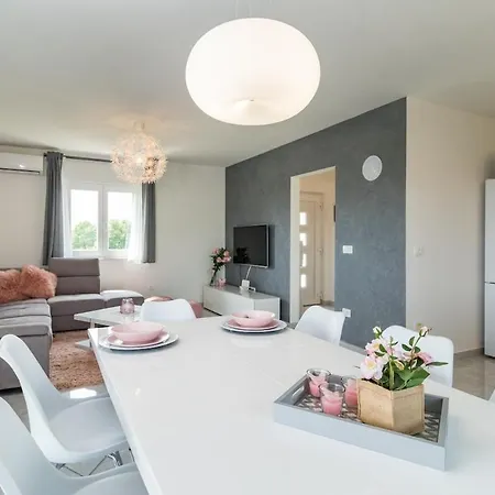 Leoni By Istrialux וילה